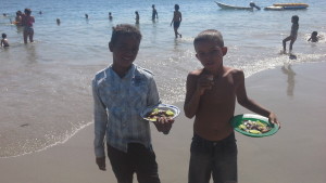 Ricardos y Mauricio son dos alegres niños margariteños que venden manjares en la playa.