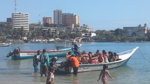 Los turistas pasean por la bahía.