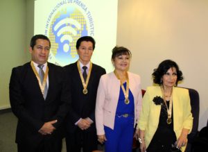 Parte de la Junta Directiva de Feinpretudi. al Centro, de rosado y azul, nuestra presidenta, la reconocida periodista peruana Elenita Villar.
