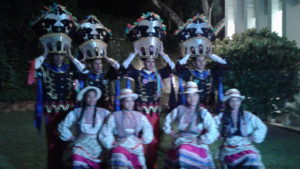 Grupo folklórico peruano asistió al festejo en la Embajada del país inca. Foro: Elizabeth Ostos.