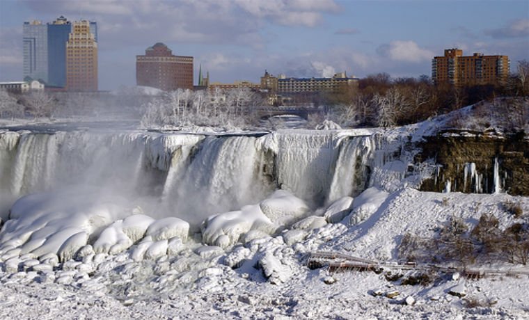 De impacto: Ola Polar congela a las cataratas del Niágara