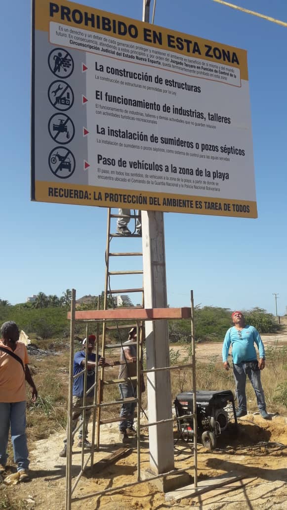 Por orden judicial instalan valla en Playa Concorde, sector El Morro en Porlamar
