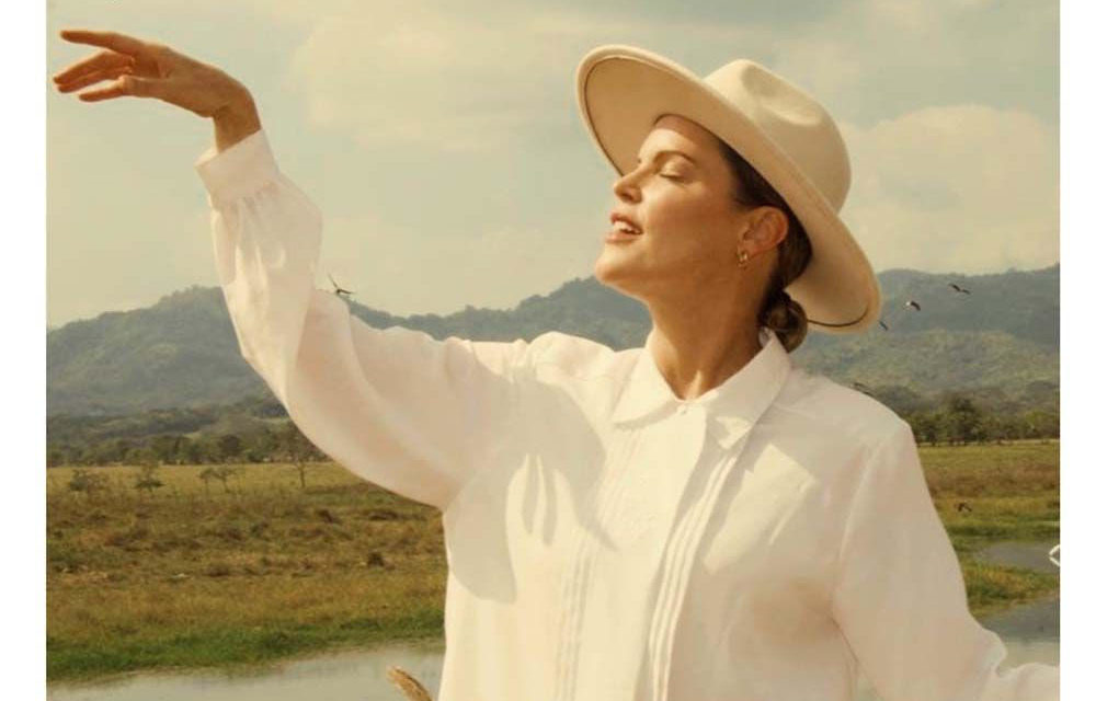 Cantautora Anabella Mondi estrenó un cover de “Vestida de Garza Blanca”
