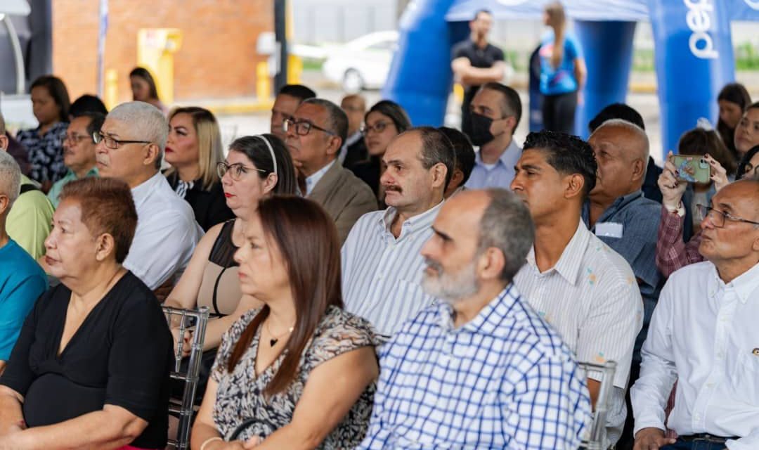 Automercados Luvebras celebra 51 años y entrega reconocimiento a sus trabajadores