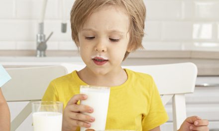 Expertos: los niños pueden tomar leche de vaca entera a partir del primer año de vida