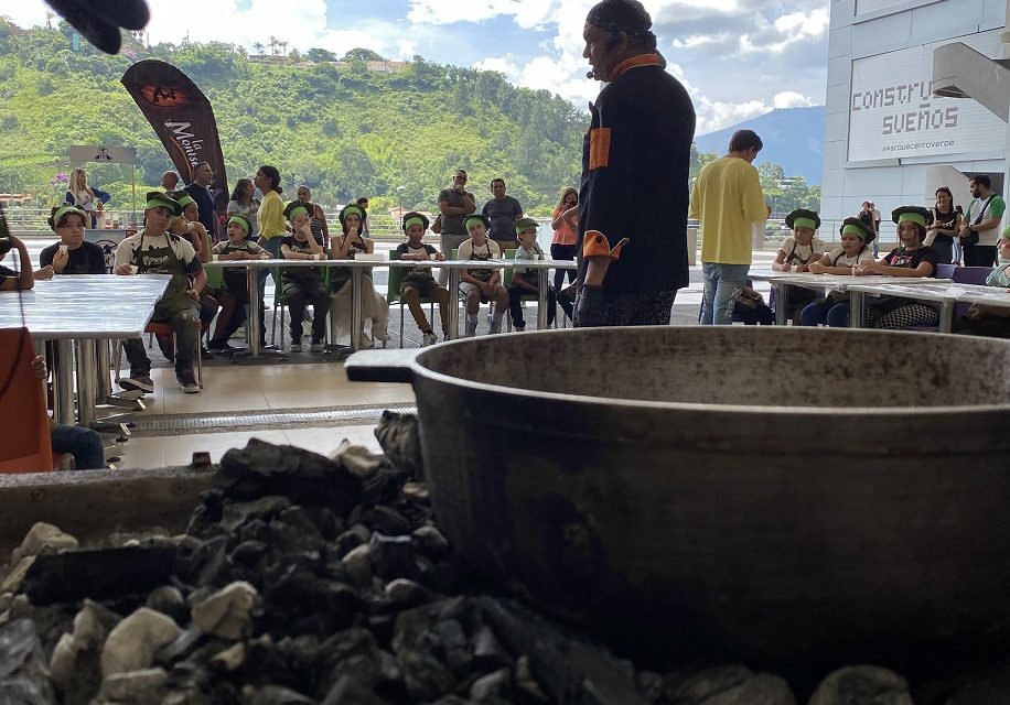 Pequeños chefs disfrutaron la experiencia de cocinar al calor de las brasas