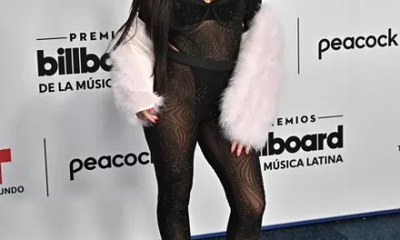 La cantante venezolana Aiona Santana, derrocha glamour en los Premios Billboard 