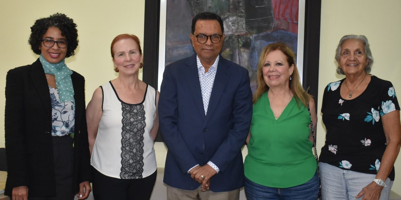 Familiares de Pedro Henríquez Ureña visitan la Biblioteca Nacional de la República Dominicana