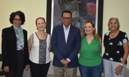 Familiares de Pedro Henríquez Ureña visitan la Biblioteca Nacional de la República Dominicana