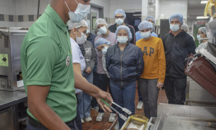 Estudiantes y autoridades de Faces – UCV conocen los procedimientos de calidad detrás del mostrador de McDonald’s
