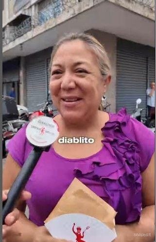 Diablitos Underwood regaló arepas a cambio de sonrisas