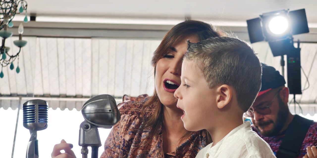 Aisha Stambouli regresa al escenario musical con “Eres tú”, acompañada de su hijo Eithan Kauam