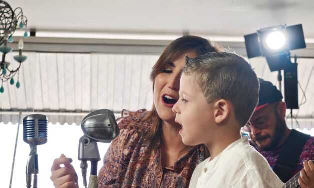 Aisha Stambouli regresa al escenario musical con “Eres tú”, acompañada de su hijo Eithan Kauam