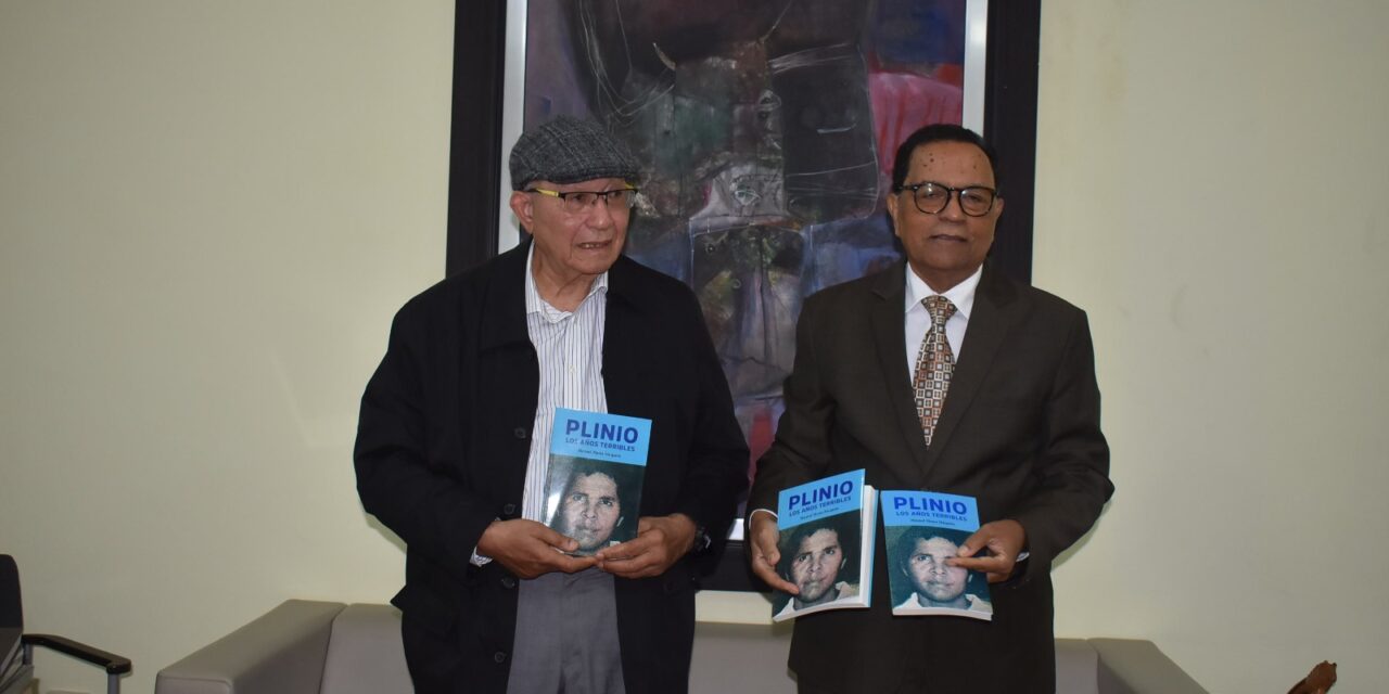 Manuel Matos Moquete visita Bibliteca Nacional dominicana para hacer depósito legal de su ensayo “Plinio, los años terribles”