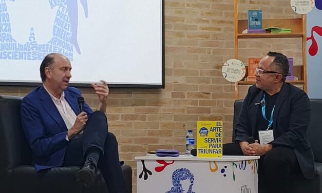 El empresario turístico venezolano presentó su bestseller «El Arte de Servir para Triunfar» en la feria del libro de Bogotá
