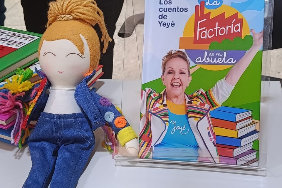 Mari Tinoco bautizó el libro «Cuentos de la abuela Yeye»