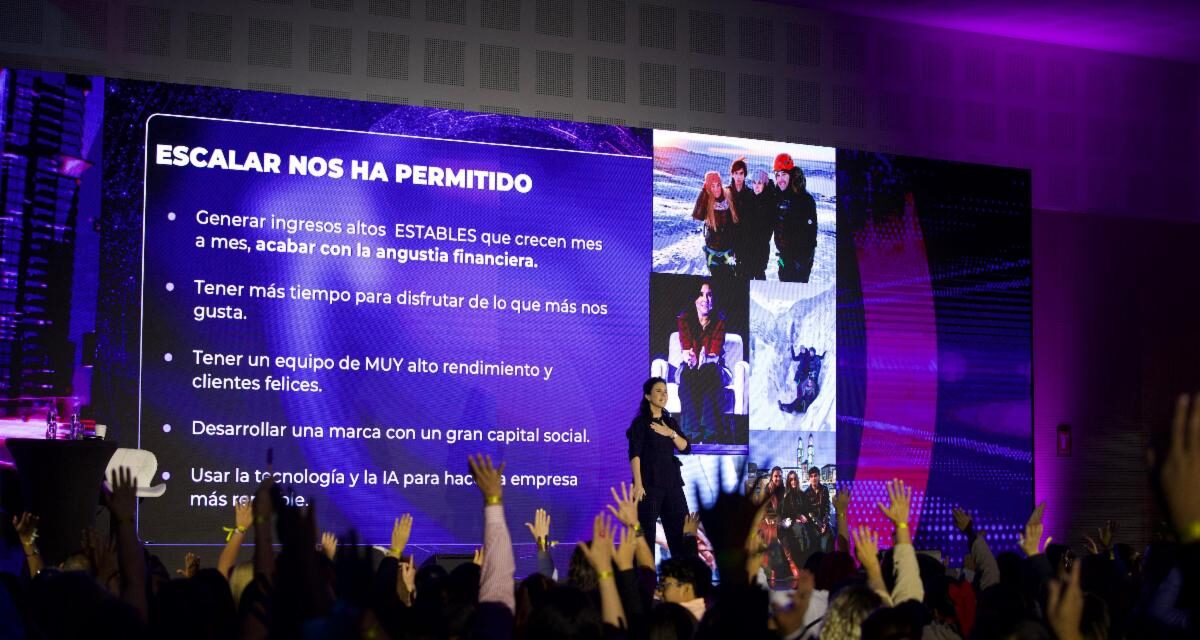 Margarita Pasos recibe el Micrófono de Oro y sigue tocando corazones con su gira “Yo Pude, ¡Tú Puedes! 2.0”