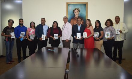 Poeta visita Biblioteca Nacional Dominicana para hacer depósito de sus obras